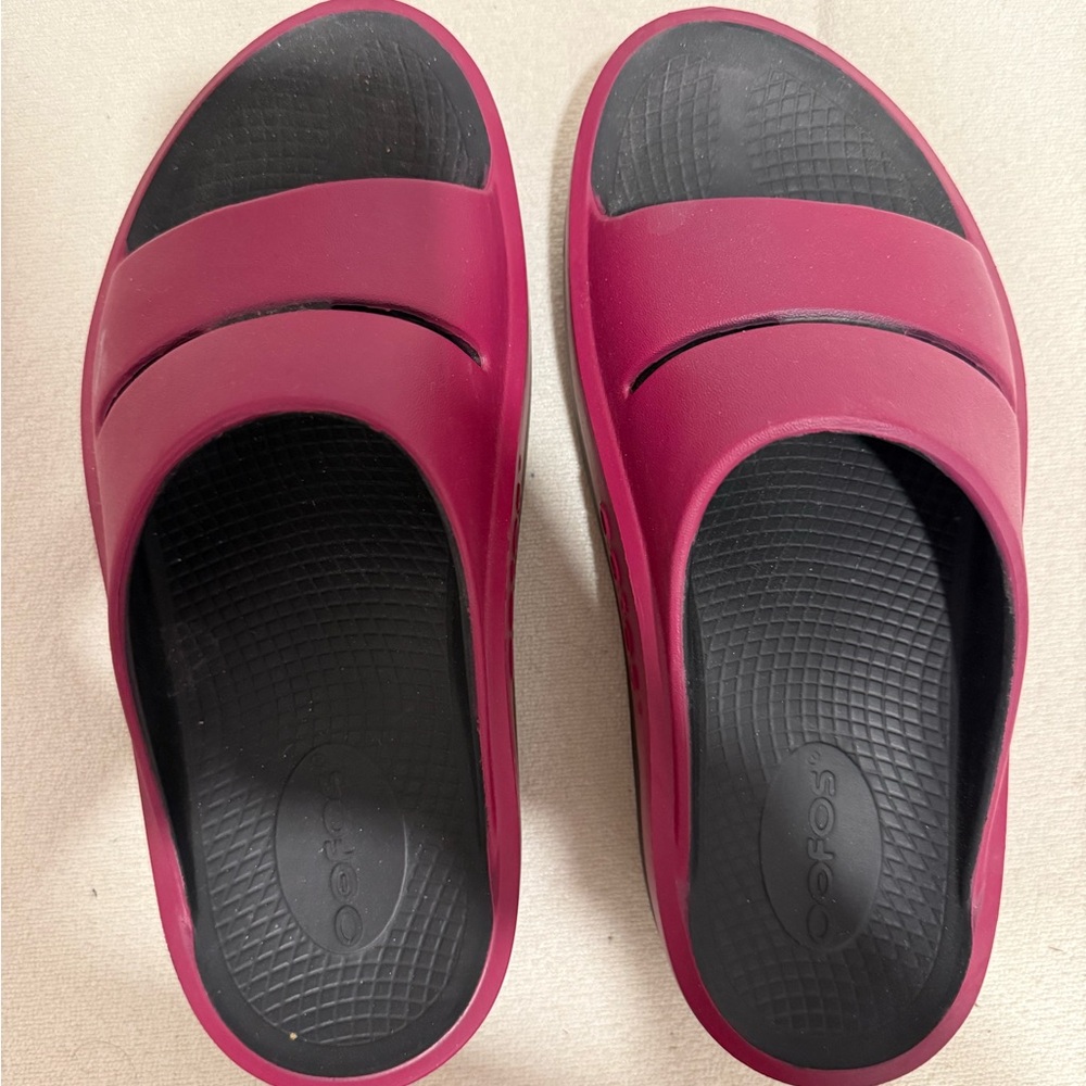 Like new OOFOS Oomega Ooahh Stacked Sandal Size 8 Black and Rosebud